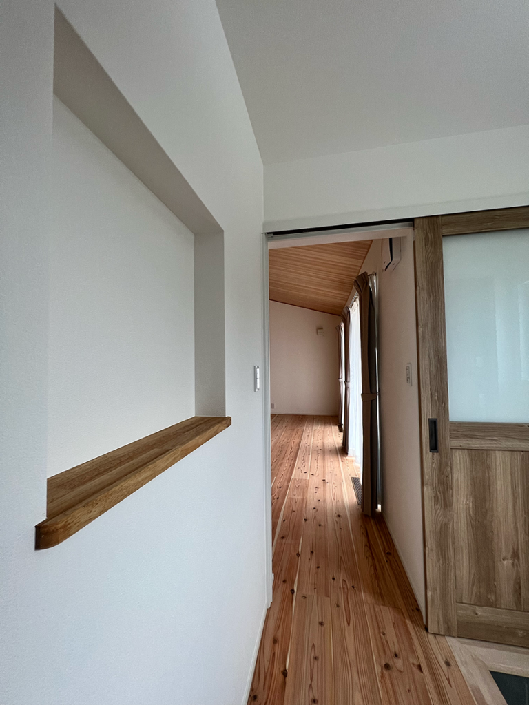 木の扉と廊下は選び抜かれた優しい雰囲気を演出