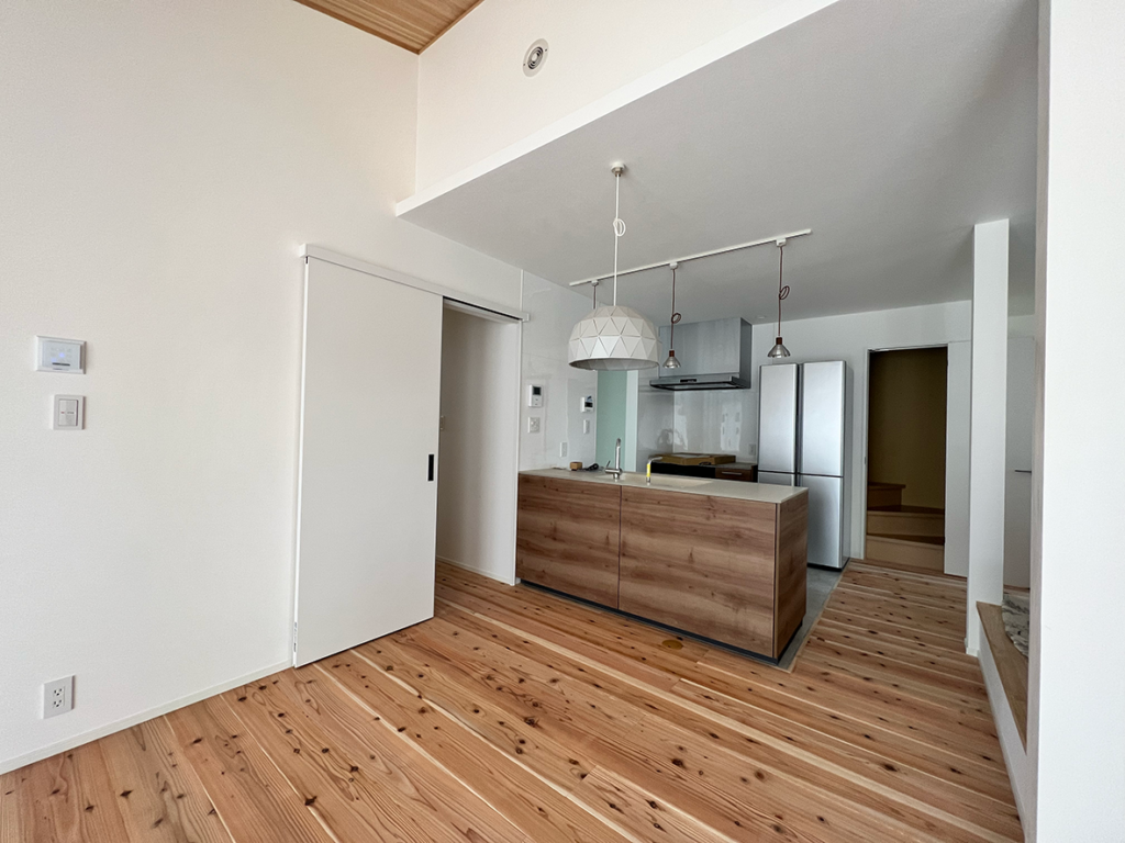 シンプルで動線を意識した木製キッチン