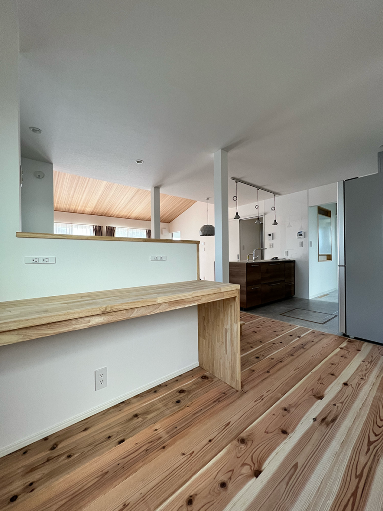 キッチンと対面した作業スペース