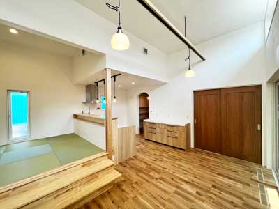 プライベートガーデンのある暮らし-リビング小上がり